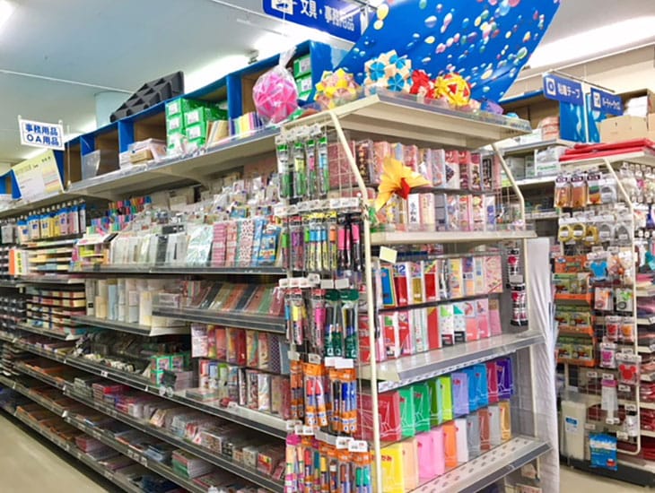 時代がどう変わっても、いつも「こころを包む」ことができたら本望です。私たちナカオサのスタッフは、お客様の気持ちを大切に包んでいきます。印刷紙器一貫生産の自社工場もあり、別注品等も承ります。是非一度ご来店下さいませ。