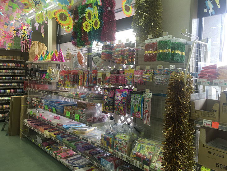 包装紙、リボン、ギフトBOX、事務用品、紙袋、ポリ袋、ゴミ袋、食品容器などありとあらゆる商品を種類豊富に取り揃えております。また季節に応じた商品も多数取り揃えております。ぜひご来店下さい。お待ちいたしております。