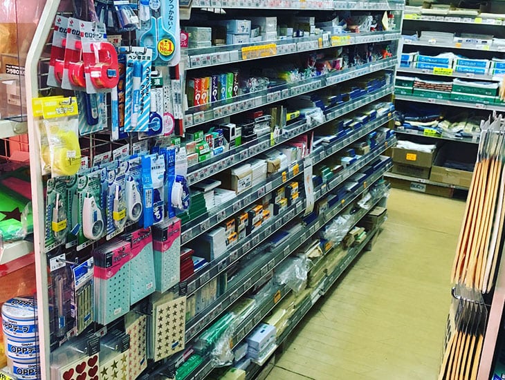 こんな商品があったのかと思う様な便利で役立つ商品が店内にはいっぱいあります。また当店の一押しは箱と紙袋。特に箱はお客様の用途・価格等の御希望に添える商品が充実しています。是非一度ご来店ください。店員一同お待ちしております。