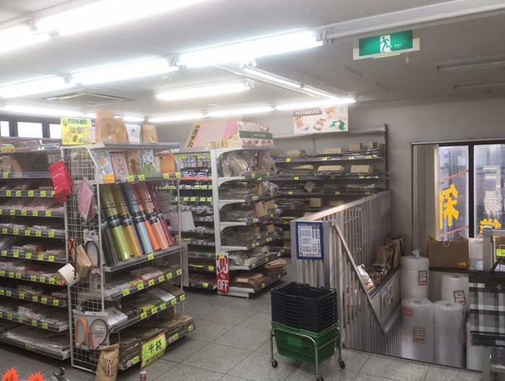 千本商店街にある赤いテントのサンコーです。当店では金額に応じた割引や配達のサービスをしております（詳細はスタッフまでお尋ね下さい）季節商品やイベント関係も取り扱っております。駐車場も完備しておりますのでぜひ一度お立ち寄りください。