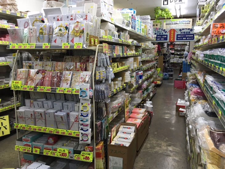 イベント用品や生活用品を多く取り扱っております。定番のラッピング用品や生活雑貨用品・事務用品なども用意しております。一般の方から業者の方まで幅広くご利用いただけるお店です。是非ご来店ください。