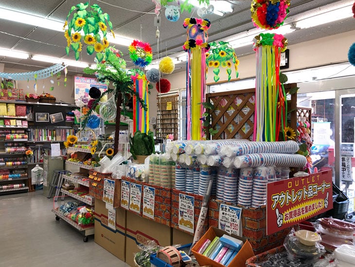 当店は地域密着型の店舗として、包装資材、食品容器等多数取り揃えております。また、菓子食材、イベント用品等ワクワクするような品揃えで業者の方から一般の方まで楽しんでいただけるお店を目指しております。心よりご来店をお待ち申しあげております。