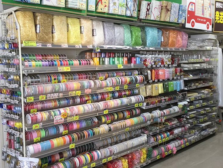 農業資材、製菓製パン、食品包材、紙袋、レジ袋、リボン、紙箱、包装紙、さらにイベント用品、パーティーグッズまで、便利でまた来たくなるお店を目指して御来店お待ちしています。御希望や御不明な点があれば気軽にスタッフまで声をかけて下さい。