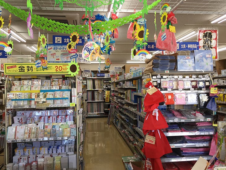 業者の方から一般の方まで便利なお店。ラッピング用品から化成品・食品容器・事務用品・店舗用品等、地域の行事に役立つ商品を多数取り揃えております。各イベントに合わせたラッピング用品も取り揃えて、皆様のご来店をお待ちいたしております。