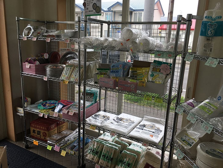 当店では、店舗用品・ラッピング用品・事務用品・食品包材・弁当容器など、業者の方から一般の方までご利用できる商品を幅広く品揃えしております。また、店内にない商品でもお取り寄せもいたしますのでお気軽に従業員まで申し付け下さいませ。