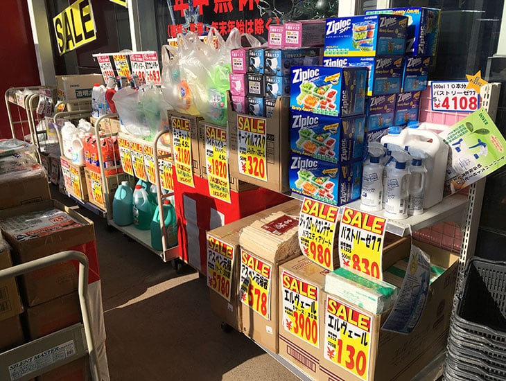 当店ではお客様のご希望に沿った商品をご提案出来ますよう、心掛けております。種類豊富な紙袋は随時新柄や新商品が入荷します。包装紙、リボンも自慢の品揃え！その他にも食品容器、製菓材料も多数取り揃えております。皆様のご来店お待ちしております。
