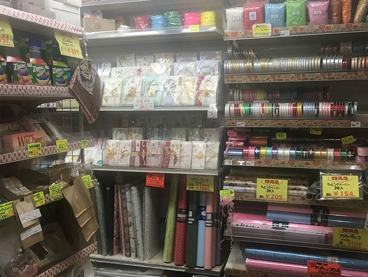 こんにちは！明石「魚の棚」のP／Pサンエイです。当店、包装資材はもとより製菓製パン材料の販売にともないレシピもご用意致しております。ラッピング用品もリボン包装紙等色々取り揃えていますので遠慮なくご相談下さい。ご来店お待ちしております。