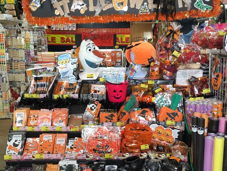 POP用品、リボン、紙袋、ポリ袋、包装紙、事務用品、店飾、季節の商品、その他にも色々、取り揃えてあります。業者の方から一般のお客様まで、笑顔がモットーの私達が、お待ちしております。