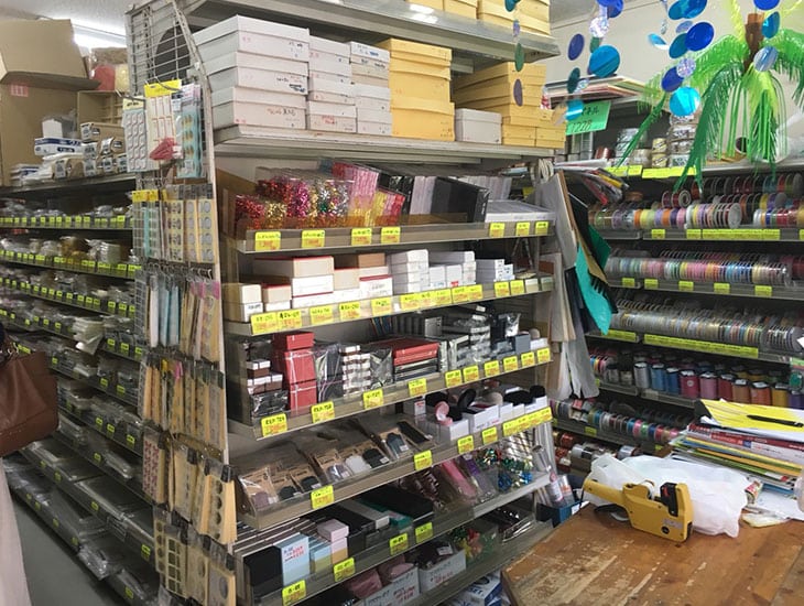 国際通りと公設市場の中間に位置しており、包装用品・商店用品・生活用品・パーティーグッズ等が店内所狭しと溢れ、掘り出し物が見つかりそうなお店です。貴店名入れオリジナル袋も出来ます。皆様のご来店をお待ちしております。