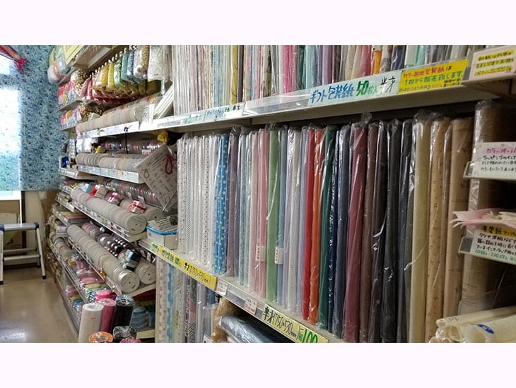 いろいろとギフト等を贈る為に包装用品も何かと入り用になってきます。『どこへ買いに行こう？』と迷う時は当店に!!包装以外にイベント用品や文具、店舗用品等、豊富なアイテム数に驚いてしまうかも？お気軽に御来店ください。