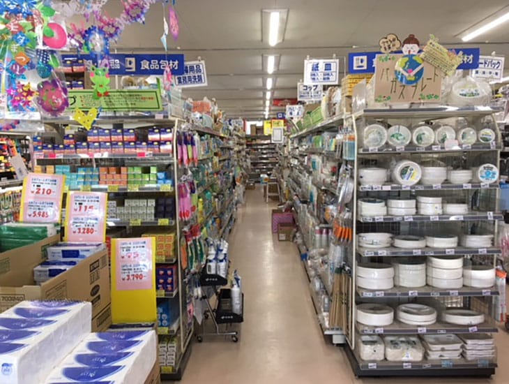 業者の方から一般のお客様まで御来店頂けるように、包装資材を中心に食品容器・衛生用品・季節やイベントの店飾など色々取り揃えております。食品容器や家庭雑貨など品揃えを強化しました。地域一番の品揃えでお待ちしております。