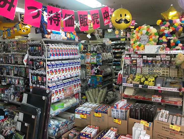 一般の方から業者の方まで幅広くご利用頂けます。当店の特徴は、業務用食品包材をメインに全て卸価格で、その他包装資材も豊富に取り揃えております。又、お取り寄せや名入れ別注品も、何なりとお気軽に御相談下さい。