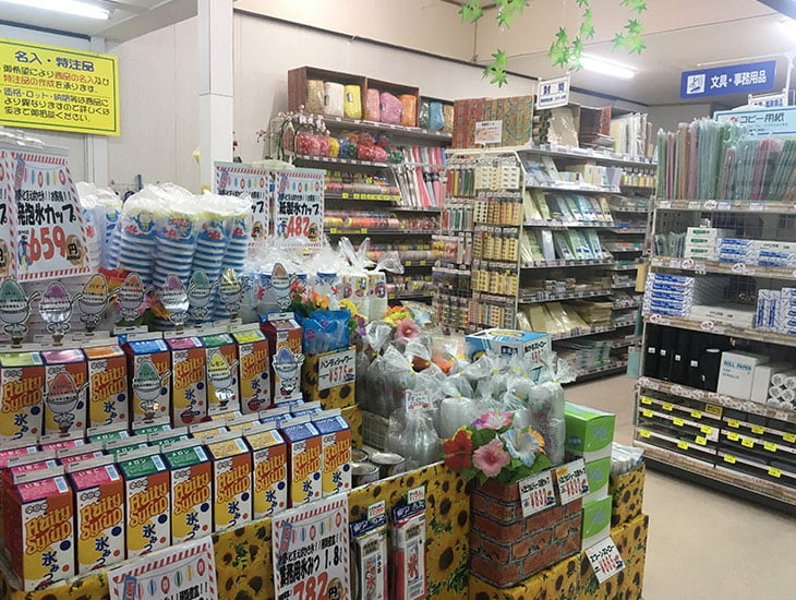 包装資材、食品容器、事務用品、イベント用品など様々な商品を取り揃えております。復興にはまだまだ時間がかかりそうですが、地域密着店舗として、お客様が少しでも元気になれるよう、スタッフ一同笑顔で皆様のご来店をお待ちしております。