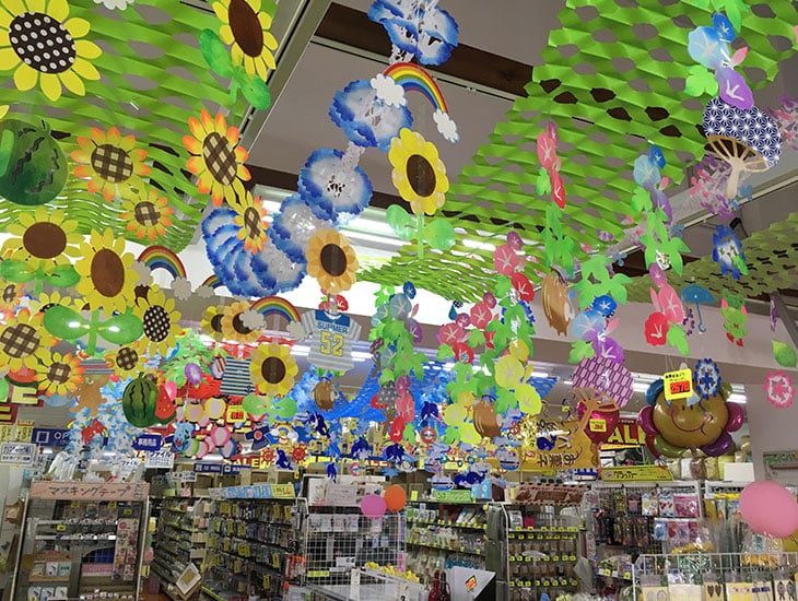 包装資材から化成品、食品容器、店舗用品と学校関係、地域のイベントに役立てる商品多数取り揃えております。お取り寄せ、別注、名入れもOK！お気軽にご相談下さい。お見積り致します。業者の方から一般の方まで楽しんで頂けるお店。是非ご来店下さい。