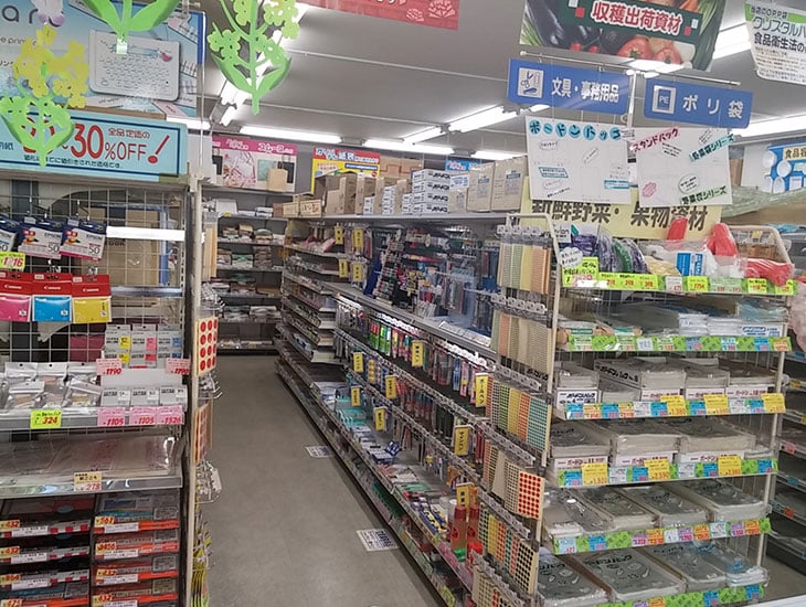 当店では、リボン・ラッピング用品等の包装用品を中心に商店用品・文具事務用品・イベント季節商品など幅広い品揃えでお客様のご来店をお待ちしております。また、お求めの商品をお探しいたします。お気軽に従業員までおたずね下さい。