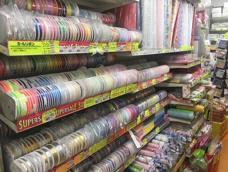 各種イベントに、発泡の皿、おわん等の定番品はもちろん、包装用品全般、環境素材の容器、木製スプーンまた、キャンディレイ専用袋等実用的な商品まで色々揃えております。2階売り場には、弁当、惣菜用の容器など業務用商品をご用意しお待ち致しております。