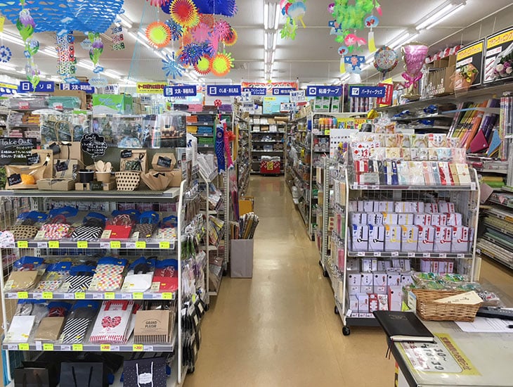 ラッピング用品、食品容器、店舗用品、文具、農業資材や学校・地域のイベントに役立つ商品を多数品揃えしております。名入、別注加工お取り寄せもOK！お気軽にご相談ください。業者の方から一般の方までご利用いただける地域密着のお店です。