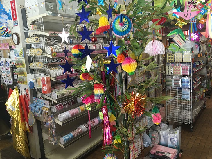 当店は季節のイベント、ホームパーティー等に最適なペーパーウェアやバースデーグッズを多数取り揃えております。メッセージカードも充実！！紙袋、包装紙、人気のマスキングテープは驚きの品揃えです。是非ご来店下さい。
