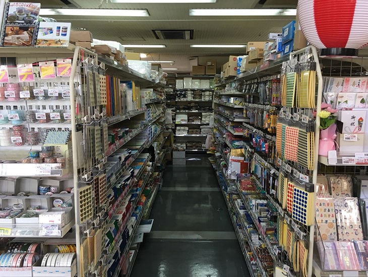 当店は地域密着型の店舗として、包装資材、食品容器等多数取り揃えております。また、菓子食材、イベント用品等ワクワクするような品揃えで業者の方から一般の方まで楽しんでいただけるお店を目指しております。心よりご来店をお待ち申しあげております。