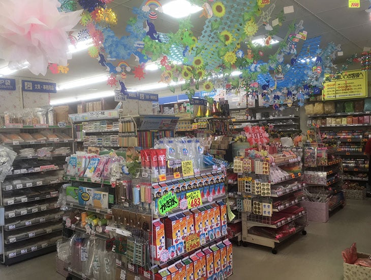 まずは入って見て下さい。季節ごとの店飾やラッピング用品をコーナー展開しています。パッケージ用品というジャンルにとらわれずパーティーグッズやお祭グッズなどもあります。ますます品揃えを充実させご来店をお待ちしております。