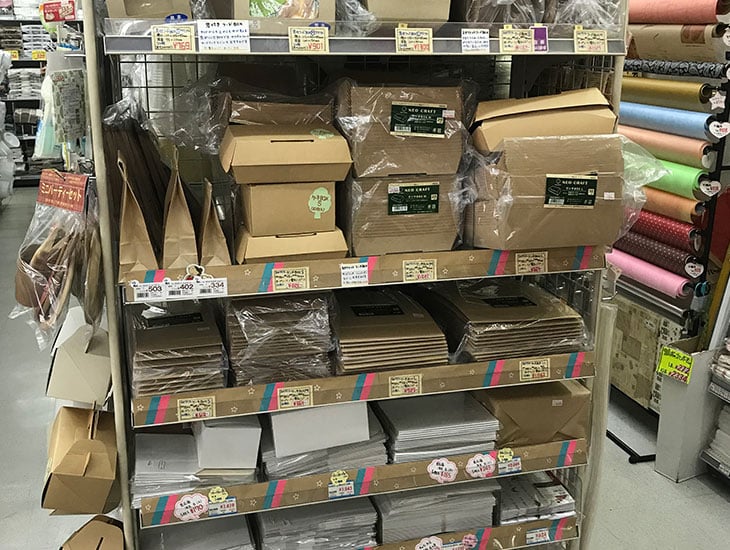 当店は、食品容器、包装資材、店舗用品など幅広く取り揃えております。２階には印刷工房を併設しておりますので、名入れ別注品のご相談などありましたらお気軽にお尋ねください。