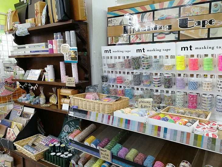 当店は地域密着型の店舗として、包装資材、食品容器等多数取り揃えております。また、菓子食材、イベント用品等ワクワクするような品揃えで業者の方から一般の方まで楽しんでいただけるお店を目指しております。心よりご来店をお待ち申しあげております。