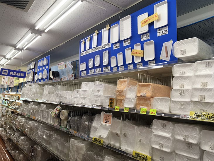 生活用品、店舗用品、何でも揃う便利なお店です。季節に合わせて楽しい商品山積み！お店に来て頂いてラッピング、ディスプレイなどわからない事ありましたらスタッフに一声かけて下さい。一緒に考えます。何でもお答え致します。ご来店お待ちしております。