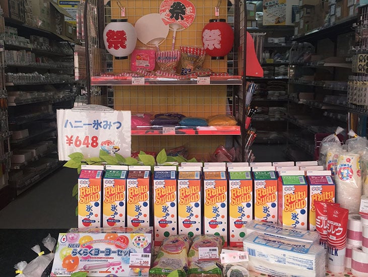 たくさんの品揃えと笑顔あふれるスタッフの元気で明るい接客をモットーに皆様を心よりお待ちしております。テイクアウト資材から農業資材まで幅広い品ぞろえをしております。お車でのご来店にも駐車場を完備しております。ぜひご来店下さい。