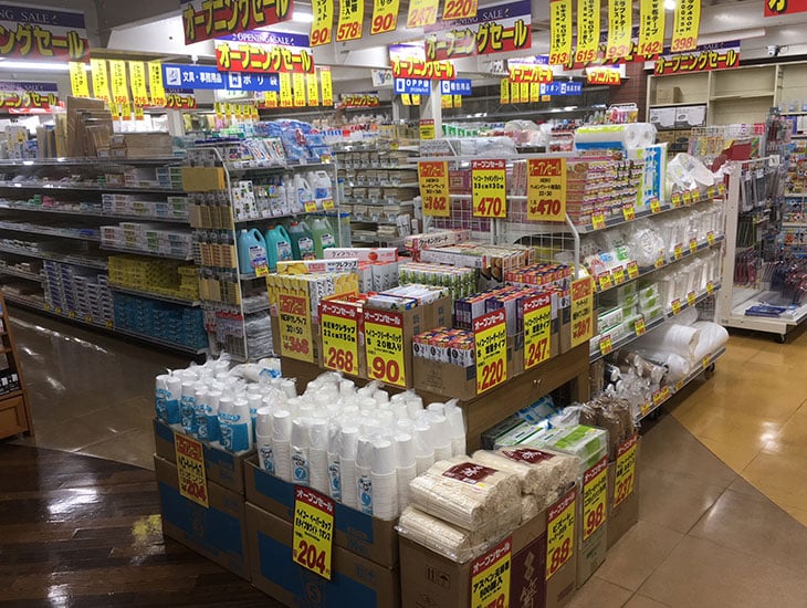 昭和５年創業の文具屋にパッケージプラザが併設され、文具屋ならではの文具の品揃えに加え、パッケージプラザの豊富な包装用品を取り揃えております。店舗で使用する業務用から、一般家庭で使用する個人用まで、あれこれ便利な商品でニーズにお応えできるお店です。