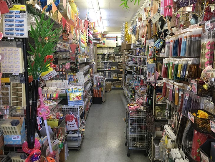 当店ではイベント用品やテイクアウト容器を幅広く取り扱い、ラッピング用品やパン資材・菓子資材を豊富に揃えております。オリジナル、別注資材についてもお気軽にご相談ください。スタッフ一同ご来店を心よりお待ちしております。