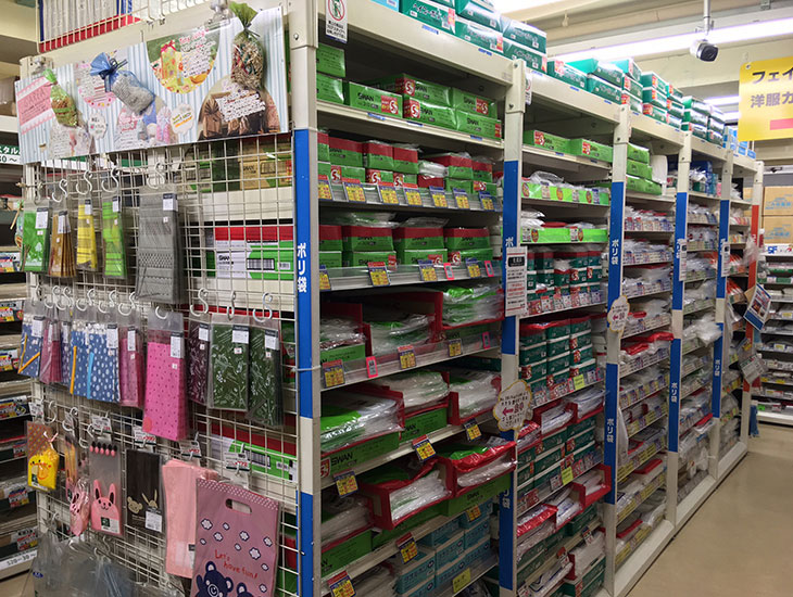 シモジマ馬喰横山店は日本橋横山町の衣料問屋街にあり、問屋様向け商品を多数扱っております。その中でも着物多当紙の取り扱いはシモジマＮＯ.１!柄、サイズ、種類を豊富に取り揃えております。<br>→<a href="/img/pdf/bakuro_tatoshi.pdf" target=”_blank”>カタログ</a><br>また他にも飲食店様向け資材なども新しく導入しております。お問い合わせは馬喰横山店まで！