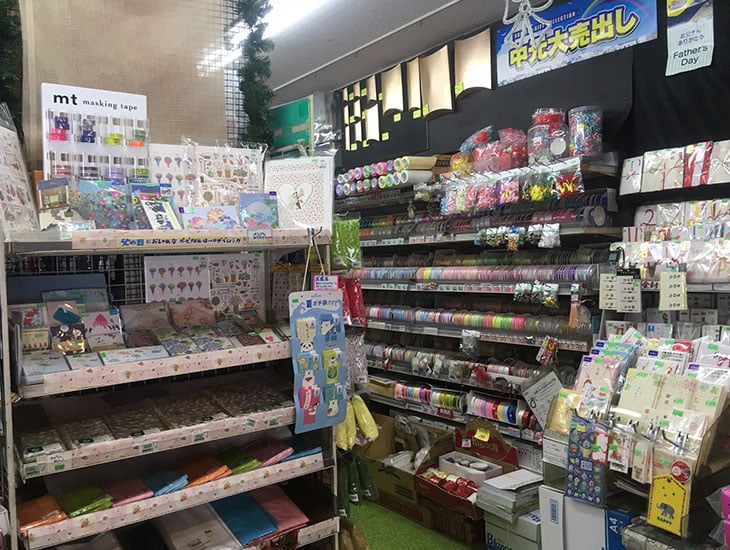 HEIKO商品、紙袋、ポリ袋、包装紙、リボン、箱など用品、食品、雑貨の包装用品が揃っています。用品、食品、雑貨のお店に必要な店舗用品や、手作りに役立つ製菓用品、クラフト材料などもご覧ください。創業60年、ベテランのスタッフが対応致します。
