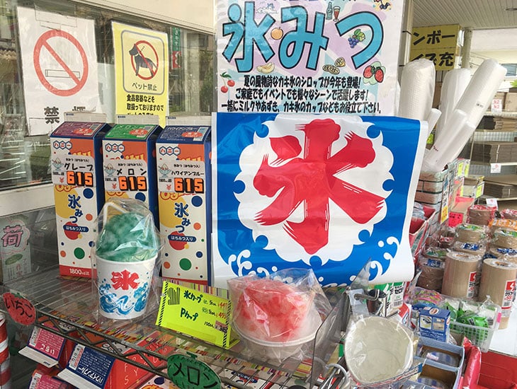 皆様から街の袋屋さんとしてご利用いただいています当店ですが、意外と箱も充実しております。白いフリーボックスが27サイズ、素朴な風合いのナチュラルボックスが28種類もございます。その他ギフトボックスやダンボールなども各種取り揃えております。