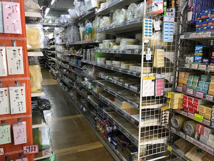店外まで商品があふれ出し、間口は小さいですが奥行きの深い店です。中に入れば入るほど楽しくなります。18坪ほどの店ですがそんなことを感じさせない位、これでもかと思うほど商品満載。名鉄堀田駅より300m地下鉄堀田より南徒歩７分高速堀田出口西。