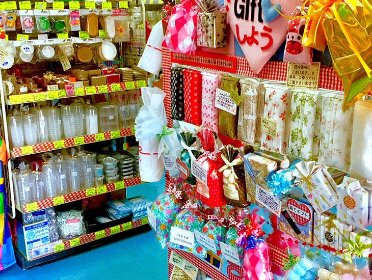 「ここならある！と思って来店しました。」そのご期待に添える様に私達の店作りは日々、お問い合わせの答えを反映させる事を大事にしています。お客様のご要望を軸に専門店として定番品からぜひともおすすめしたい新商品に至るまで、限られたスペースにぎゅぎゅっと商品を販売しています。お品物の材質を実際に肌で感じて頂きたい。皆さまのご来店を心よりお待ちしております。