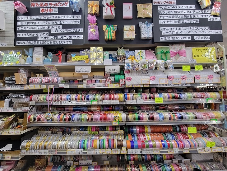 パッケージプラザイトウでは持ち込みでのラッピングも承っております。<br>困ったらぜひお持ち込みください。<br>また、屋根付き駐車場を月曜日限定で貸し出しております。<br>自慢のお品物を店頭でPRしませんか?<br>インスタでチェックしてみてくださいね。
