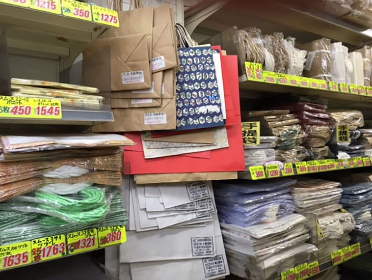 イベント用品や生活用品を多く取り扱っております。定番のラッピング用品や生活雑貨用品・事務用品なども用意しております。一般の方から業者の方まで幅広くご利用いただけるお店です。是非ご来店ください。