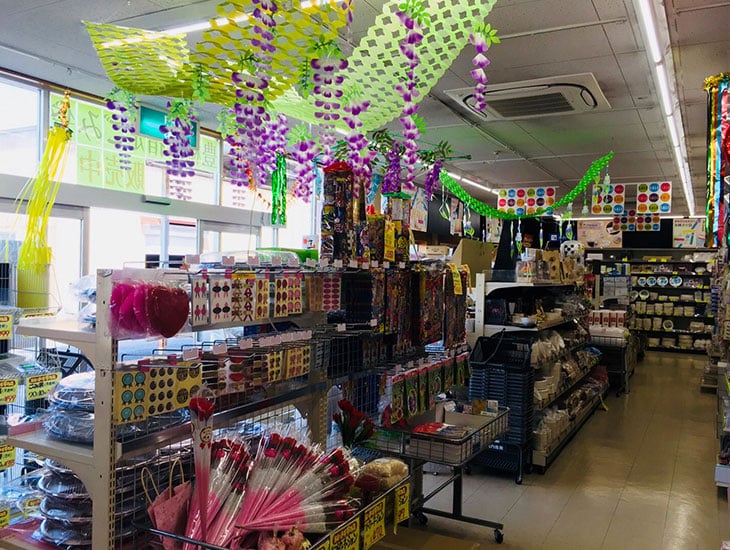 郊外店の利点で15台以上収容可能な駐車場を完備し、60坪という広い店内スペースに豊富なアイテムを取り揃えています。季節感、流行を意識した商品達に、いつ来ても新しい発見が出来るはず。気軽に遊びに寄るだけでも楽しいお店です。