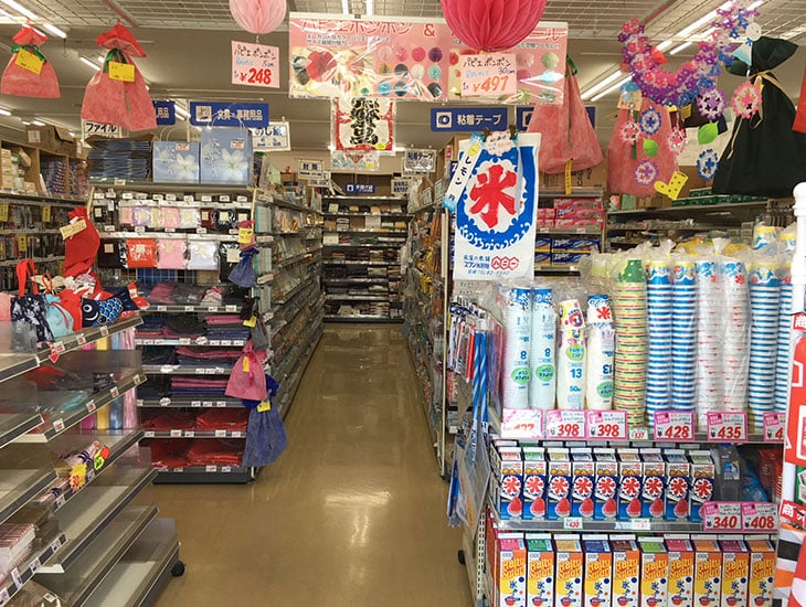業者の方から一般の方まで便利なお店。ラッピング用品から化成品・食品容器・事務用品・店舗用品等、地域の行事に役立つ商品を多数取り揃えております。各イベントに合わせたラッピング用品も取り揃えて、皆様のご来店をお待ちいたしております。