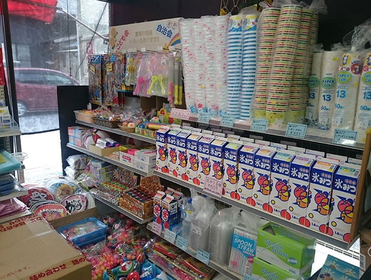業者の方から一般の方まで、低価格で販売しております。ひこにゃんでおなじみ彦根城の近くで、包装用品、ポリ袋、レジ袋、紙袋、OPP袋、イベント用品、事務用品、名入れ特注品も承ります。お気軽に、何でもご相談下さい。お待ちしております。