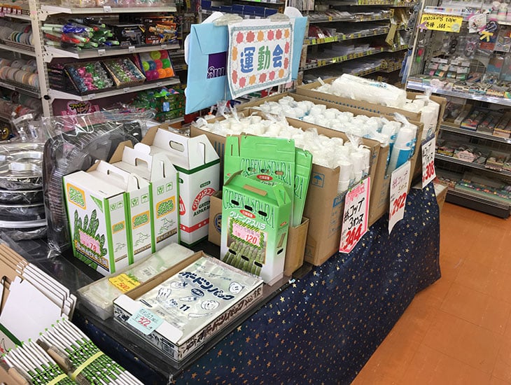 当店では、店舗用品・ラッピング用品・事務用品・食品包材・弁当容器など、業者の方から一般の方までご利用できる商品を幅広く品揃えしております。また、店内にない商品でもお取り寄せもいたしますのでお気軽に従業員まで申し付け下さいませ。