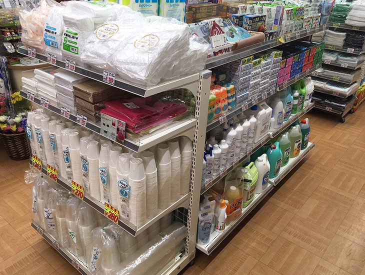あなたのお店、あなたの暮らしを元気にする、あれこれ便利なお店です。業者向けの包装資材や食品容器、ＰＯＰや記章なども取り扱っております。ぜひ一度ご来店下さい。年に数回ビッグセールを実施しております。ＤＭご希望のお客様は御連絡下さい。