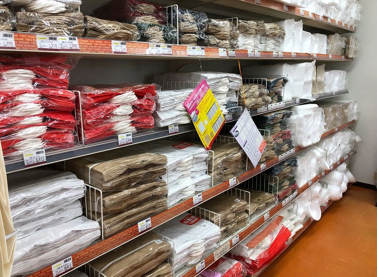こんにちは！当店では包装資材やイベント商品を中心に、個人の方から業者の皆様まで、地域のニーズに合った親しみやすい店舗作りを目指しています。気軽に入れるお店です。スタッフ一同ご来店を心よりお待ち致しております。