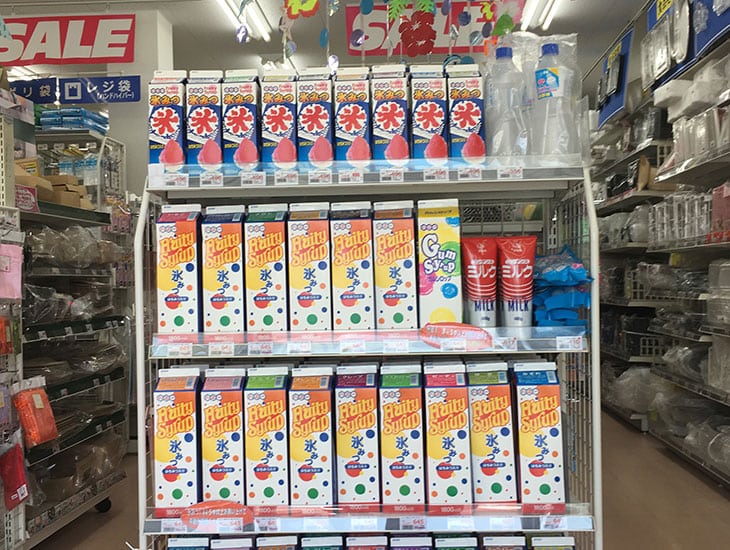 業者の方から一般の方まで御利用頂けるお店です。プレゼント用のラッピング用品（包装紙・リボン・箱）やパーティー用の食品容器、モールや店飾もございます。また袋やコースター・ナプキン等名入れも承っておりますのでお気軽にご来店下さい。