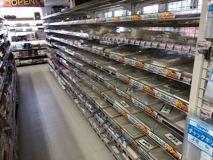 業者の商売繁盛を支える食品包材をはじめ、文具、包装資材、店舗用品を豊富に揃え、また一般の方にも買いやすいように小分け販売を展開中です。取りまとめの価格のご相談もお気軽に！いつ来ても楽しいA・Z札幌西店にどうぞご来店ください。