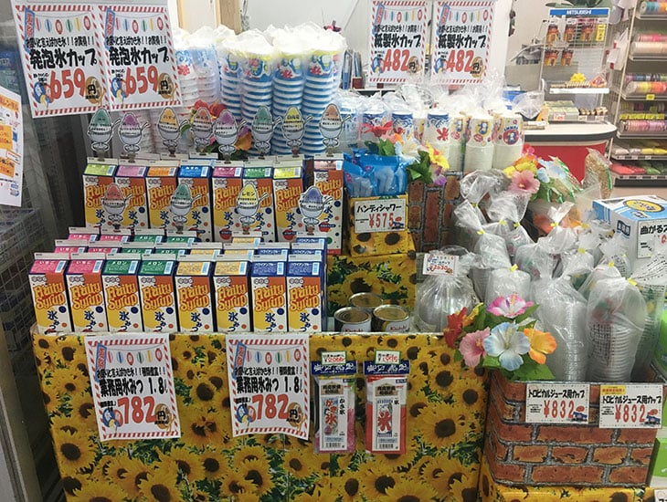 包装資材、食品容器、事務用品、イベント用品など様々な商品を取り揃えております。復興にはまだまだ時間がかかりそうですが、地域密着店舗として、お客様が少しでも元気になれるよう、スタッフ一同笑顔で皆様のご来店をお待ちしております。