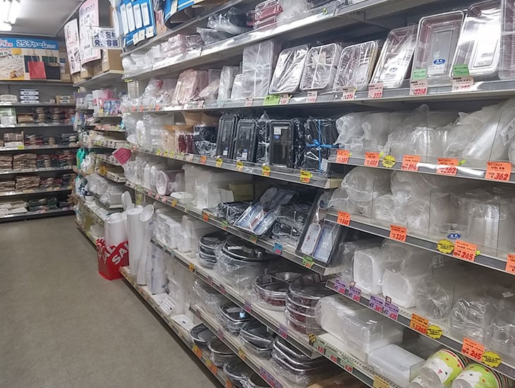 当店では、リボン・ラッピング用品等の包装用品を中心に商店用品・文具事務用品・イベント季節商品など幅広い品揃えでお客様のご来店をお待ちしております。また、お求めの商品をお探しいたします。お気軽に従業員までおたずね下さい。
