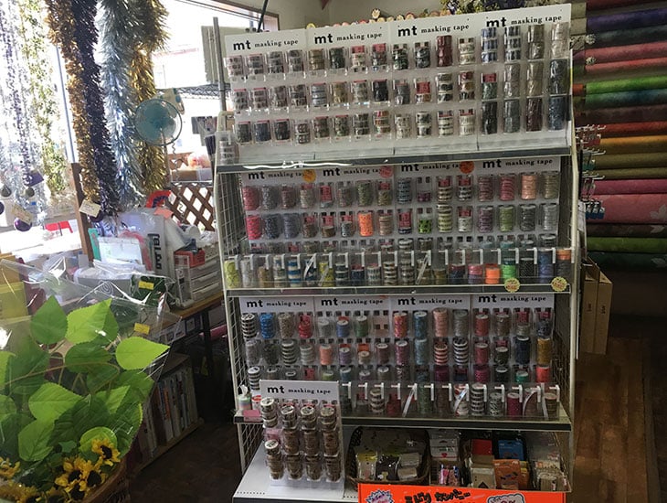 当店は季節のイベント、ホームパーティー等に最適なペーパーウェアやバースデーグッズを多数取り揃えております。メッセージカードも充実！！紙袋、包装紙、人気のマスキングテープは驚きの品揃えです。是非ご来店下さい。
