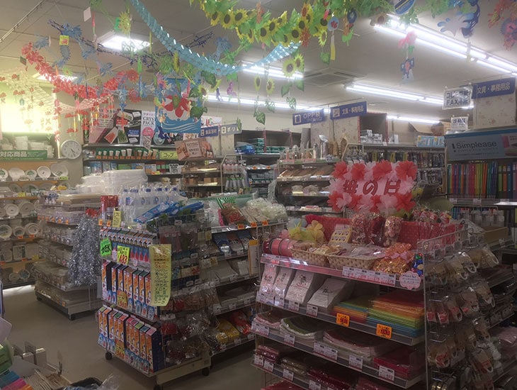 まずは入って見て下さい。季節ごとの店飾やラッピング用品をコーナー展開しています。パッケージ用品というジャンルにとらわれずパーティーグッズやお祭グッズなどもあります。ますます品揃えを充実させご来店をお待ちしております。