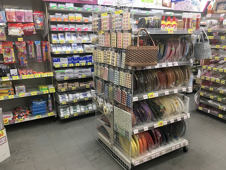 いらっしゃいませ！当店は狭いスペースながら包装・梱包資材はもとより食品関係、イベント商品等盛りだくさん！特にカラークラフトバンドを独自のスタイルで商品化！ひやかし歓迎、お気軽に尾張旭店のドアを開けて下さい。御来店を心よりお待ちしております。
